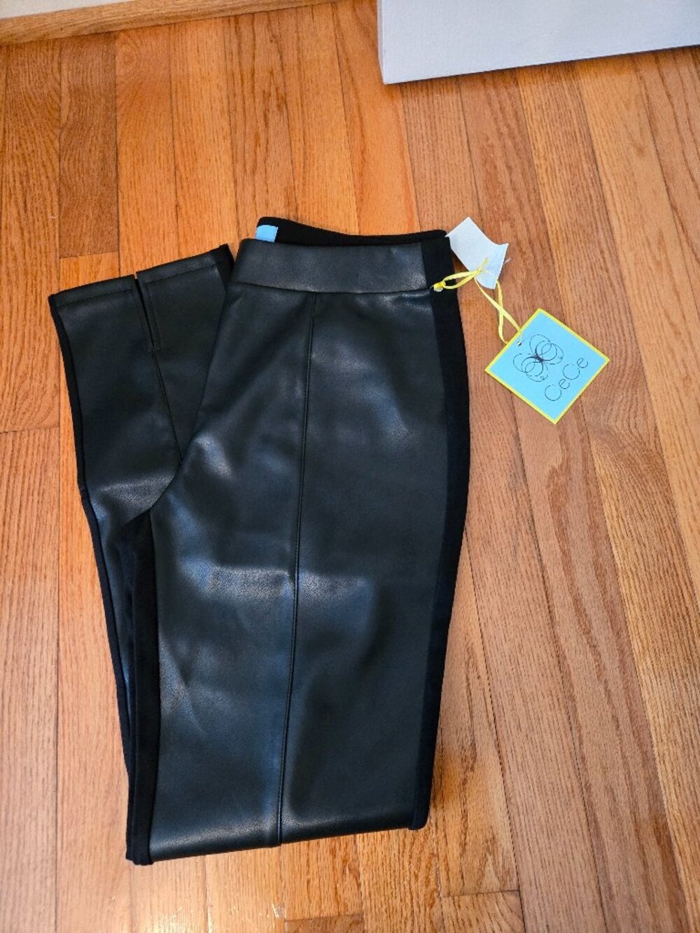 NWT CeCe size small black leggings